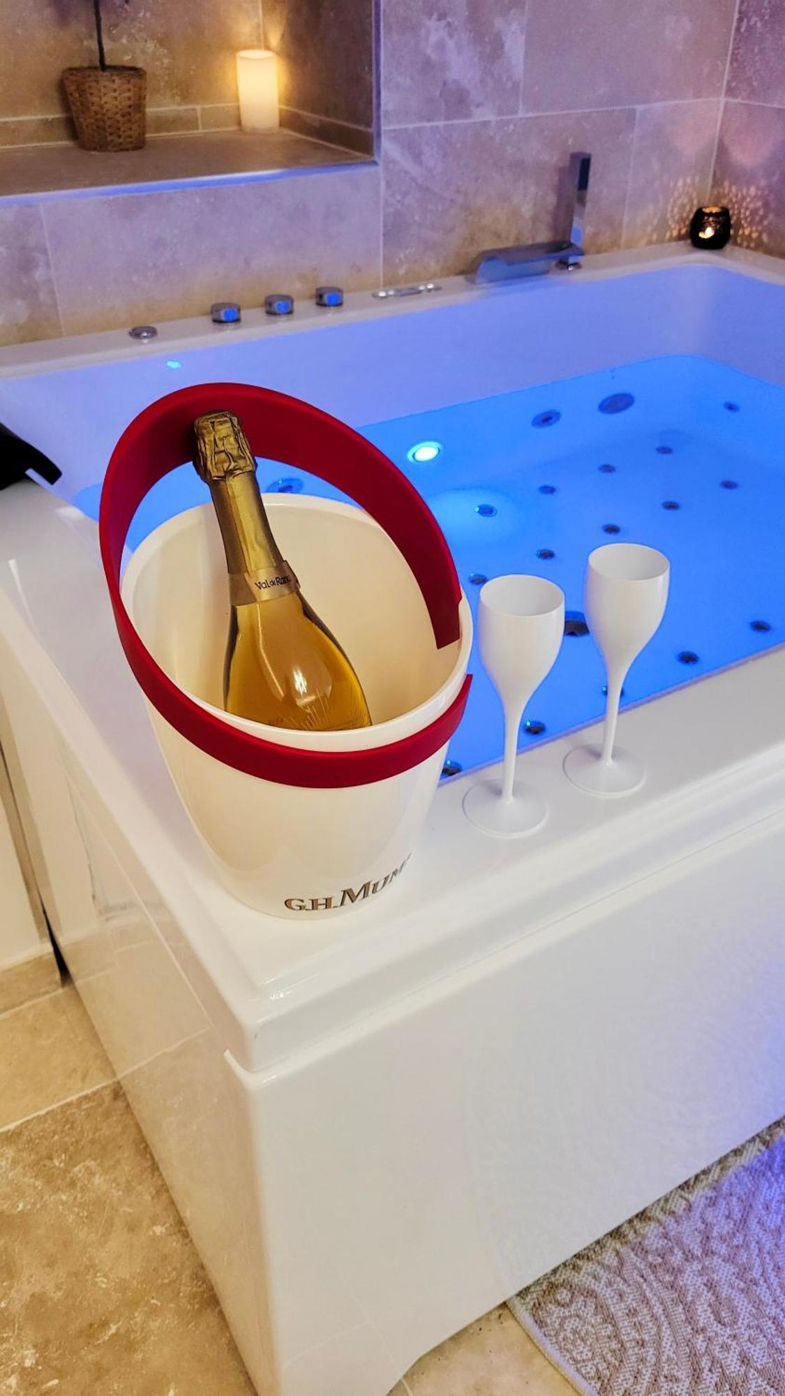 - La Suite Delos - Jacuzzi 2 Places - Centre Ville A Pied - Lit Queen Size - Parking Privee - Wifi - City Center Within Walking Distance - Quimper Extérieur photo