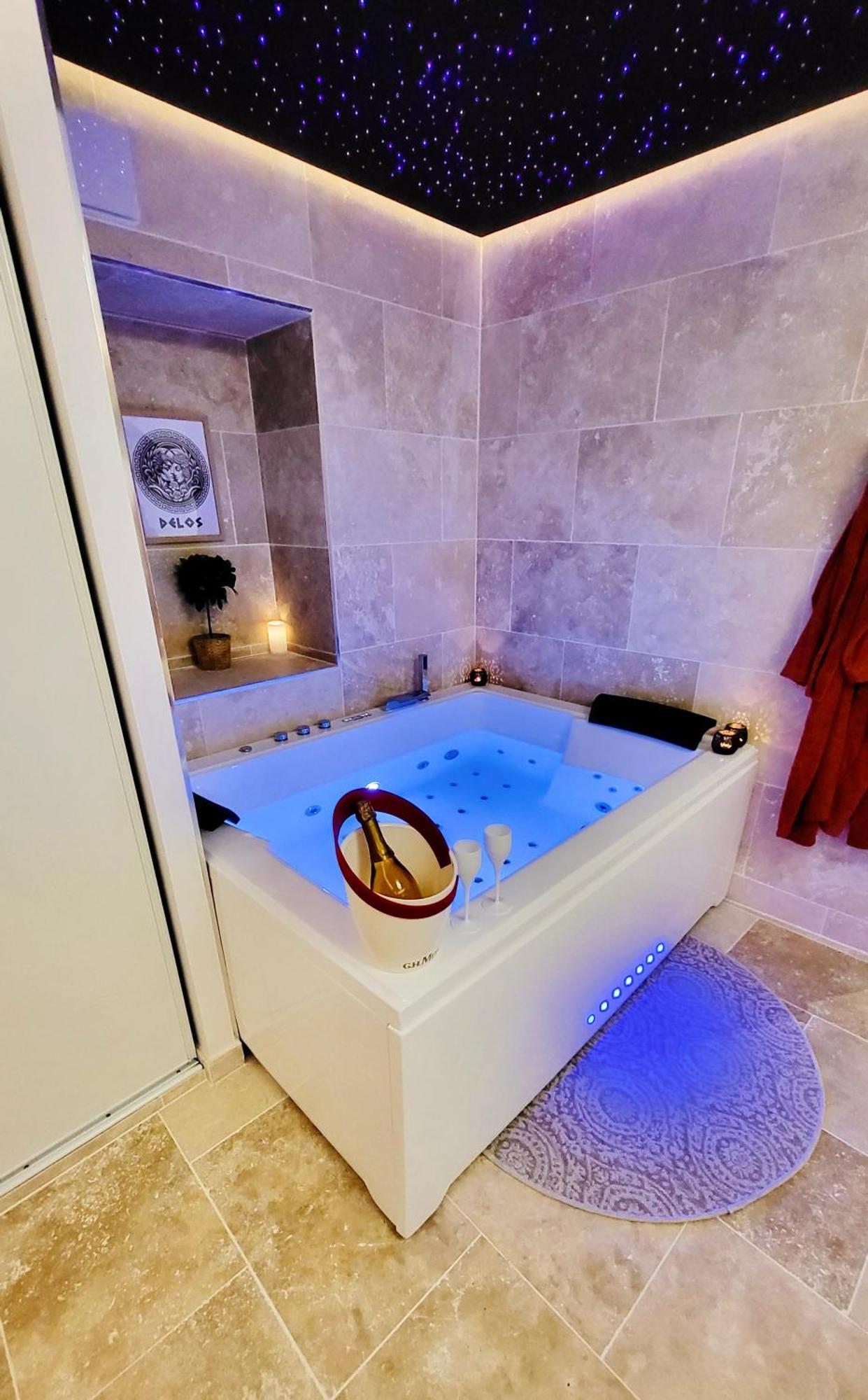 - La Suite Delos - Jacuzzi 2 Places - Centre Ville A Pied - Lit Queen Size - Parking Privee - Wifi - City Center Within Walking Distance - Quimper Extérieur photo