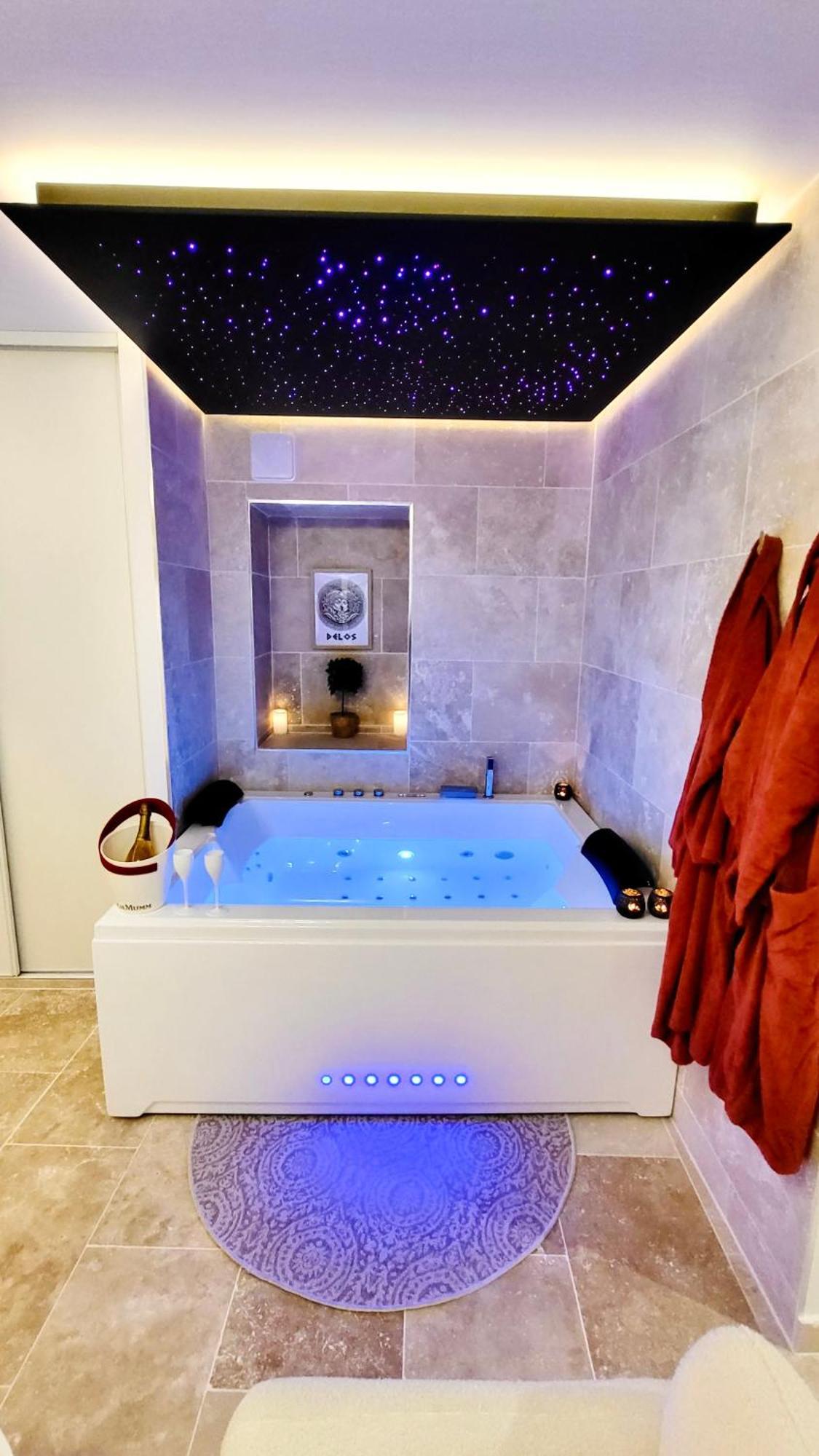 - La Suite Delos - Jacuzzi 2 Places - Centre Ville A Pied - Lit Queen Size - Parking Privee - Wifi - City Center Within Walking Distance - Quimper Extérieur photo