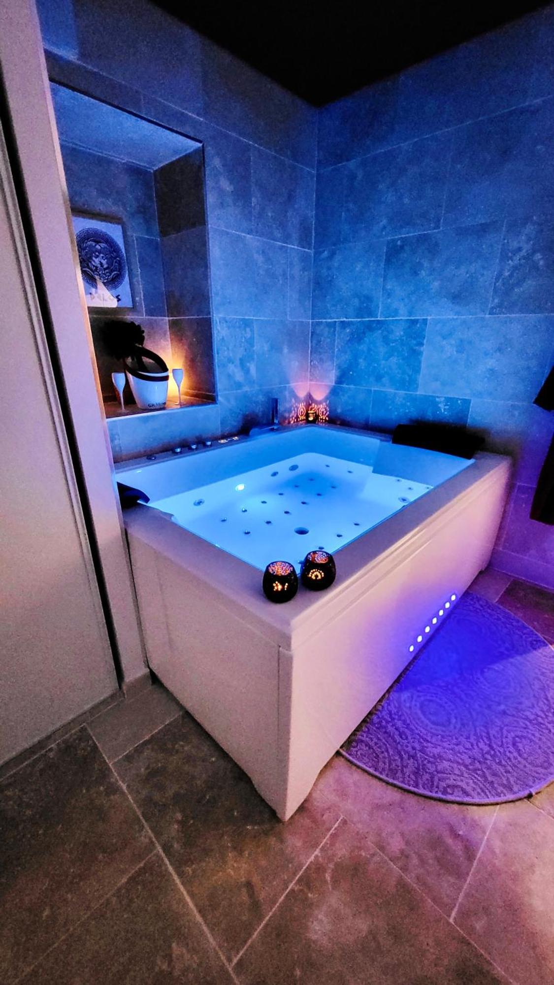 - La Suite Delos - Jacuzzi 2 Places - Centre Ville A Pied - Lit Queen Size - Parking Privee - Wifi - City Center Within Walking Distance - Quimper Extérieur photo