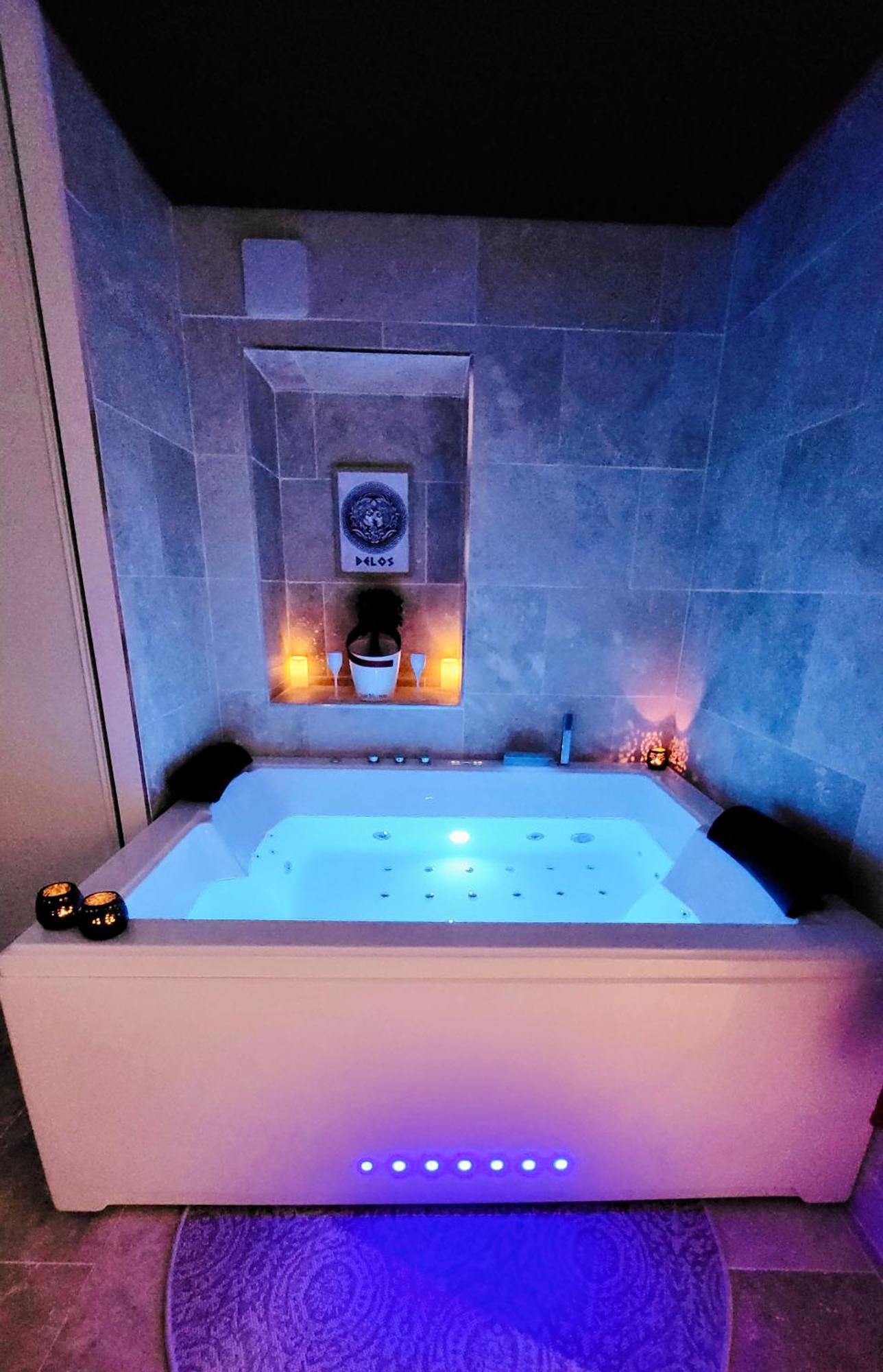 - La Suite Delos - Jacuzzi 2 Places - Centre Ville A Pied - Lit Queen Size - Parking Privee - Wifi - City Center Within Walking Distance - Quimper Extérieur photo